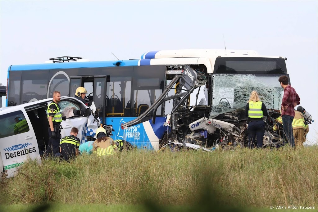 Veertien gewonden door ongeval bus en taxi Berlikum