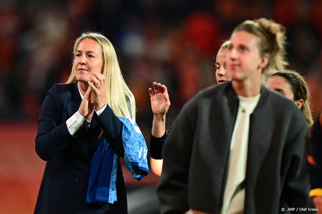Oranjefans nemen afscheid van Van der Gragt en Van Veenendaal 