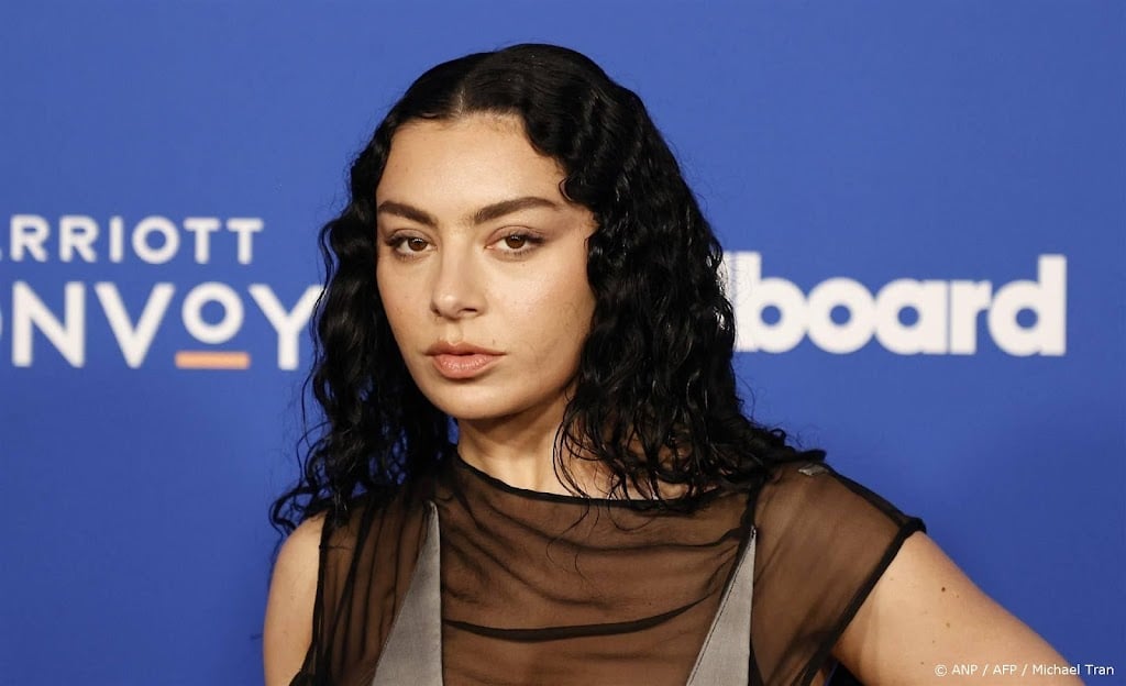 Dure campagne met Charli XCX en Lila Moss drukt winst H&M