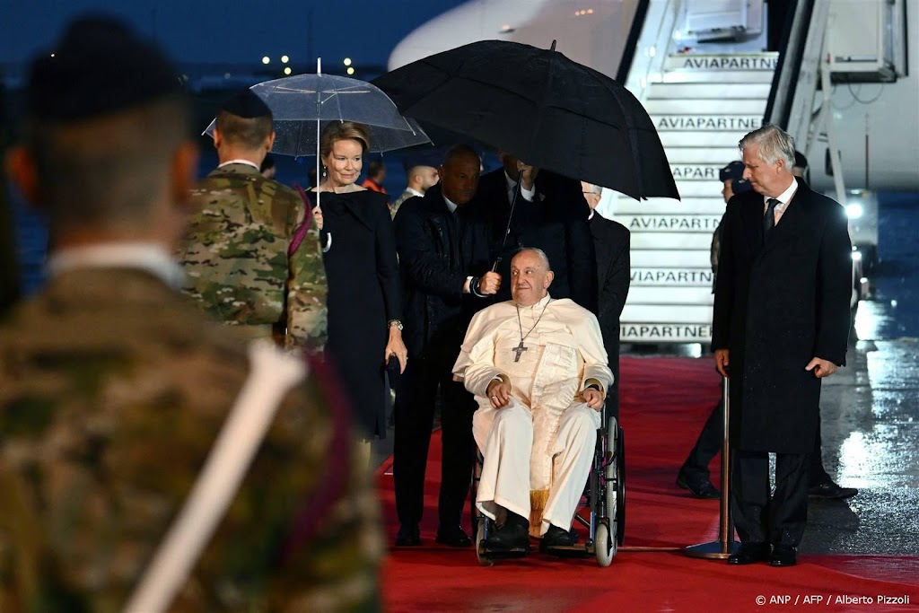 Paus Franciscus in stromende regen aangekomen in België