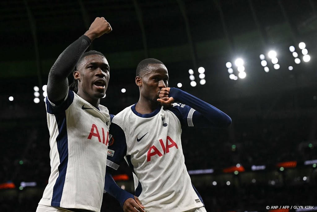 Europese debutant Van de Ven met Tottenham langs FK Qarabag