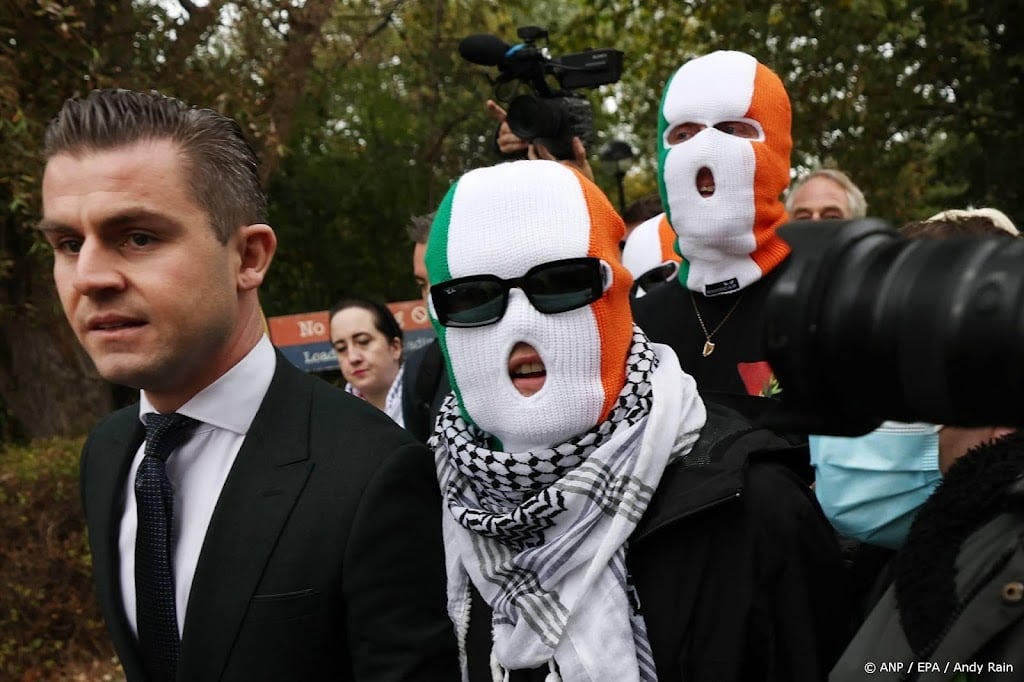 Rechter schrapt terreurzaak tegen Kneecap-rapper om procedurefout