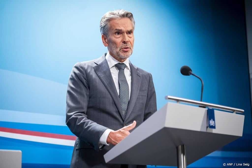Bewaar rust, zegt Schoof, geweld rond azc-protest 'onacceptabel'