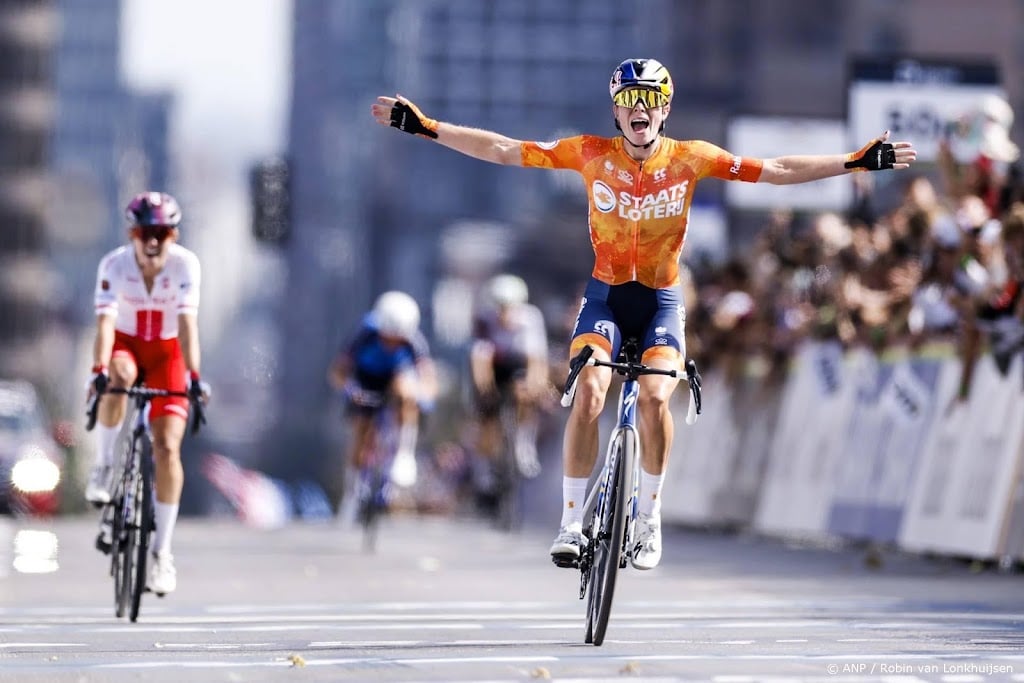 Wielrenster Vollering verovert eerste wereldtitel op de weg