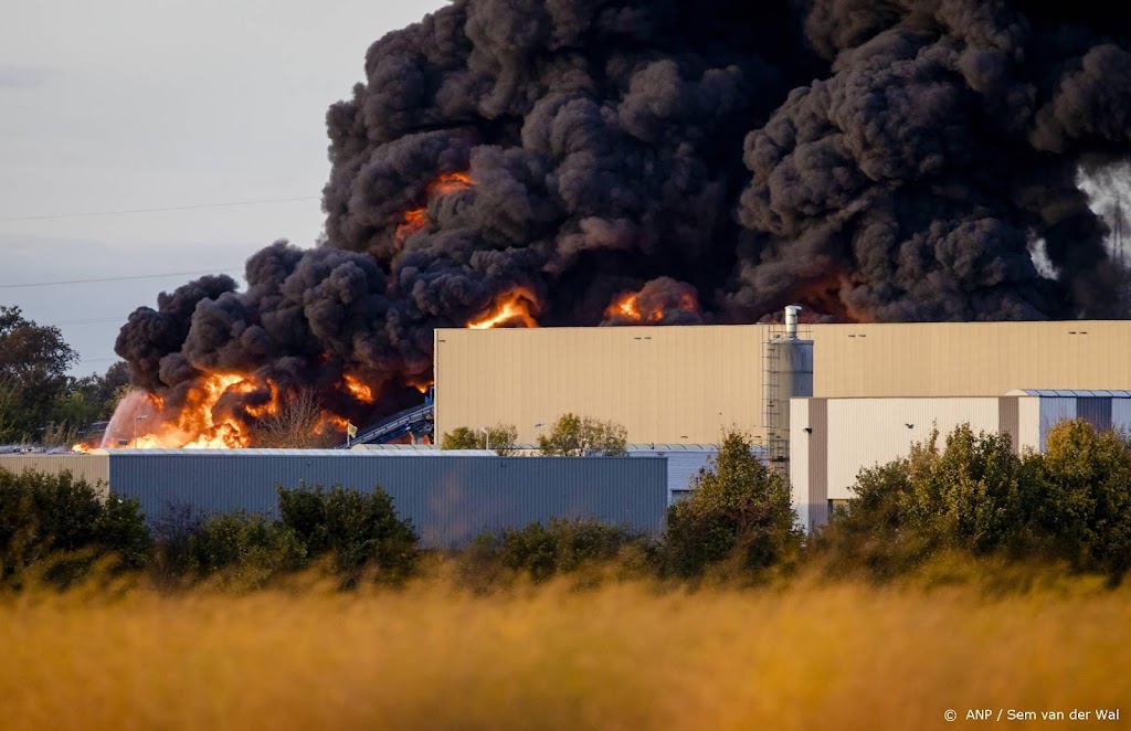 Zwarte rookwolken boven Maastricht door Belgische brand