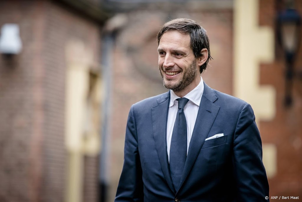 Hoekstra over Chinese bureaus: onderste steen moet boven