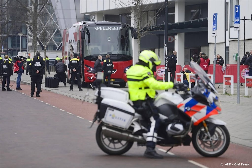 Drie Ajax-supporters krijgen maanden cel voor geweld tegen politie