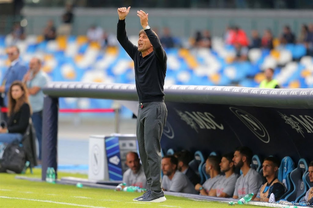 Napoli verstevigt koppositie met late overwinning op Lecce