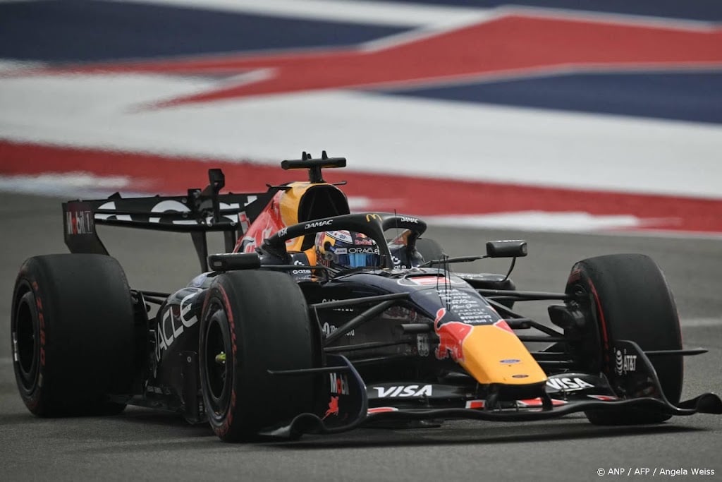 Verstappen ergert zich aan storingen op boordradio Red Bull