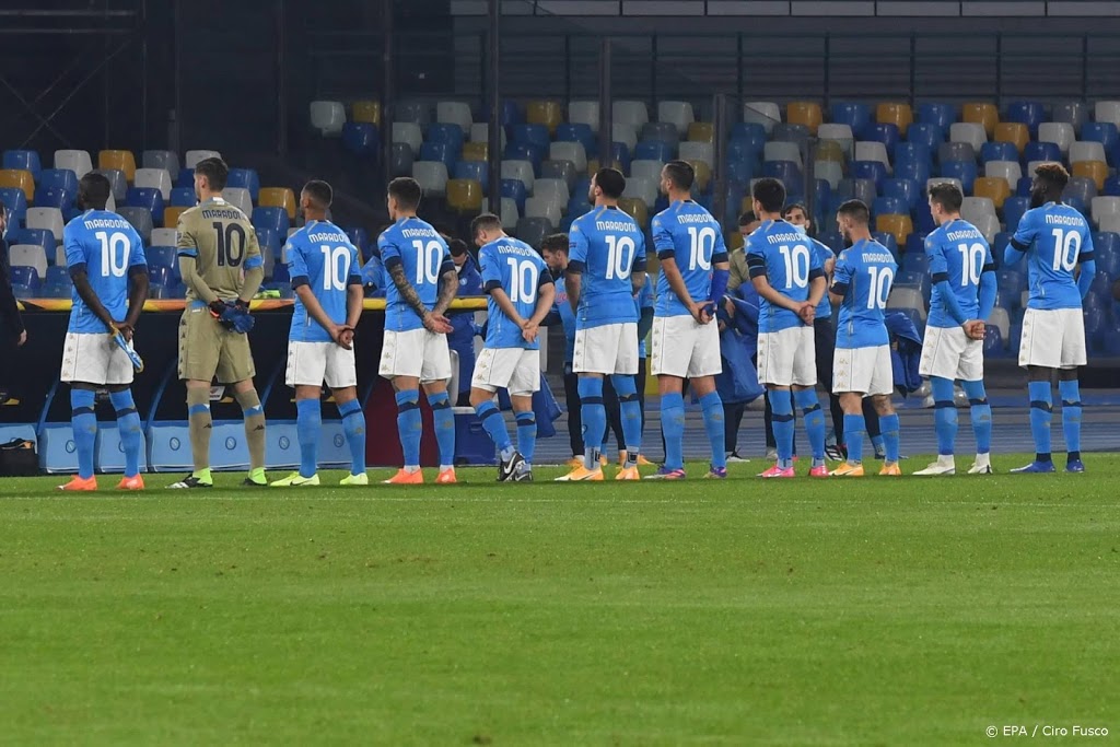 Voetballers Napoli het veld op in Maradona-shirts