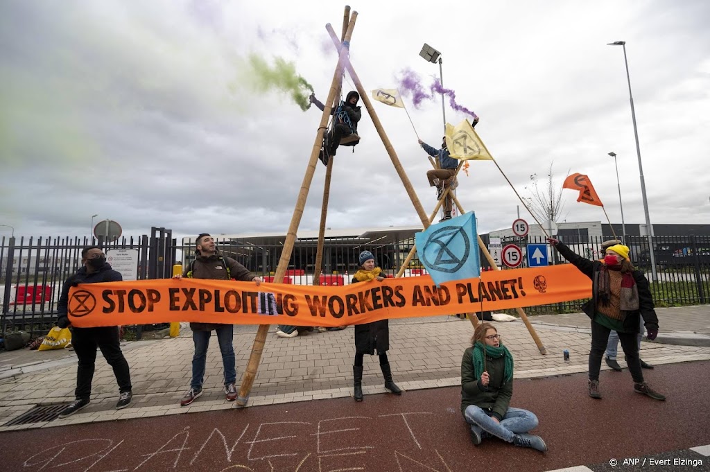 Actie klimaatactivisten bij Amazon op Schiphol
