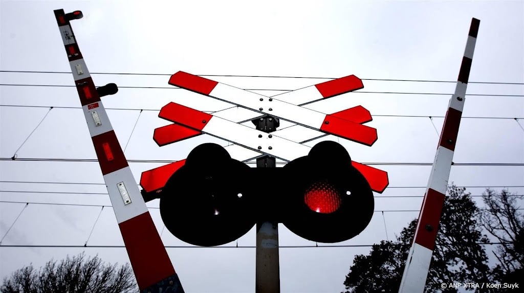 Twee doden bij politieachtervolging Oss: auto geschept door trein