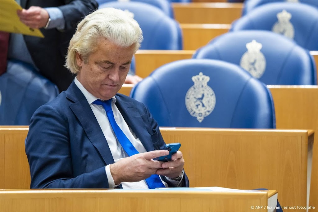 Kamerleden leggen mobiel voor onderwijsdebat in 'telefoonkabinet'
