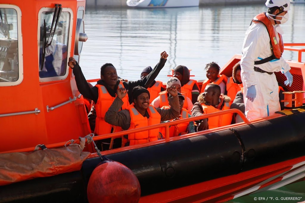Honderd vluchtelingen gered voor Spaanse kust