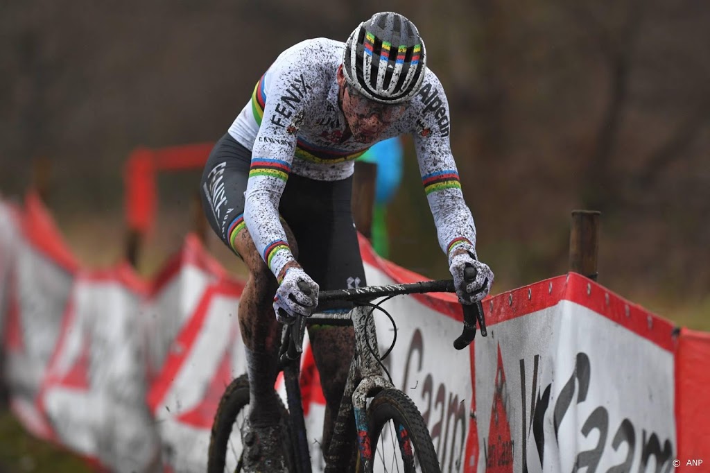 Van der Poel soleert naar zege na lekke band Van Aert