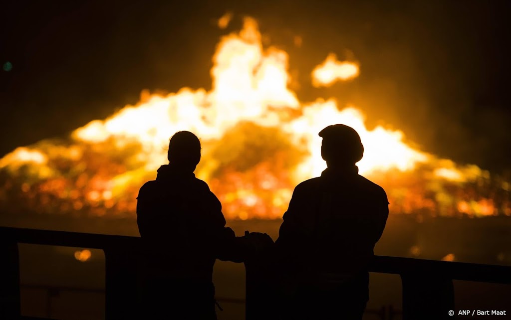 Na vonkenregen en corona weer vreugdevuren in Scheveningen