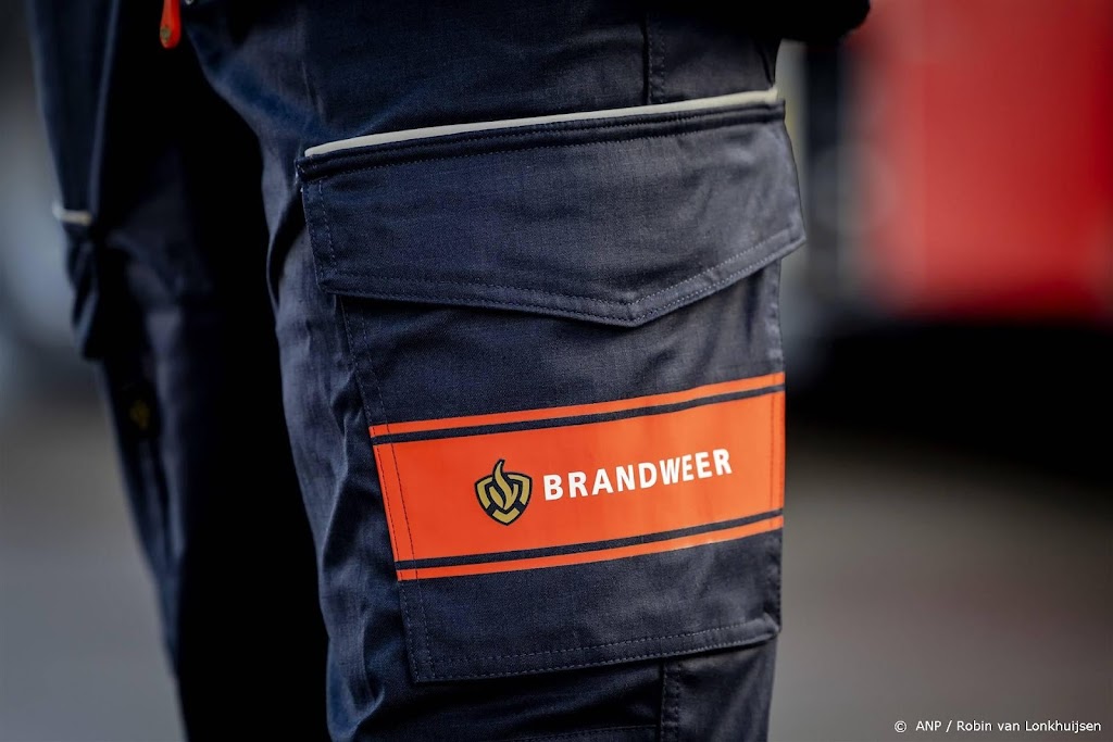 Brandweer redt mensen, ook vrouw en baby, uit pand Amsterdam