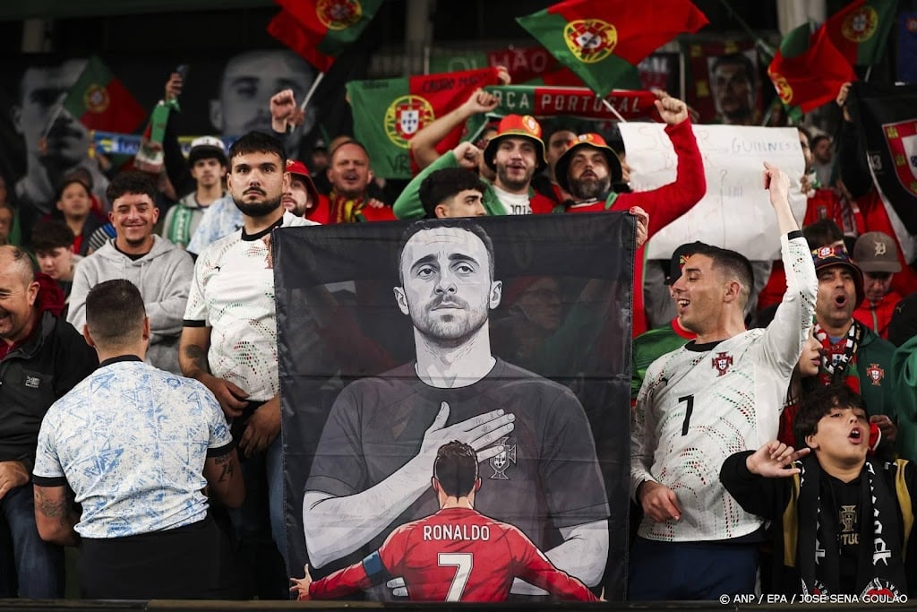 Zoons Jota mascotte bij duel tussen Liverpool en Wolverhampton