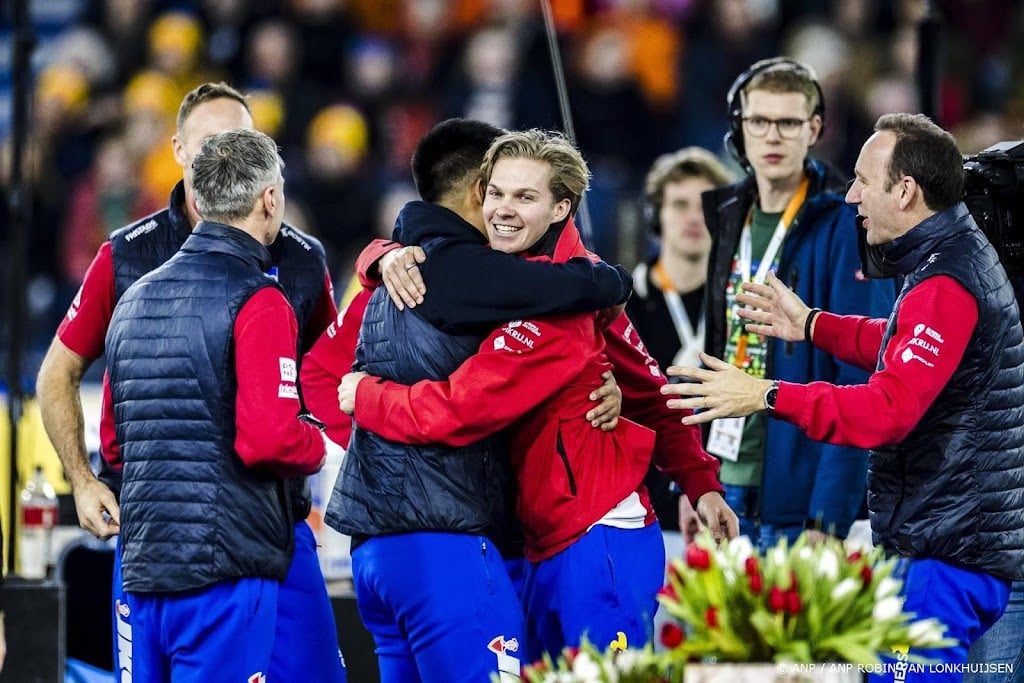 Van de Bunt schaatst zonder spanning naar sensatie op OKT