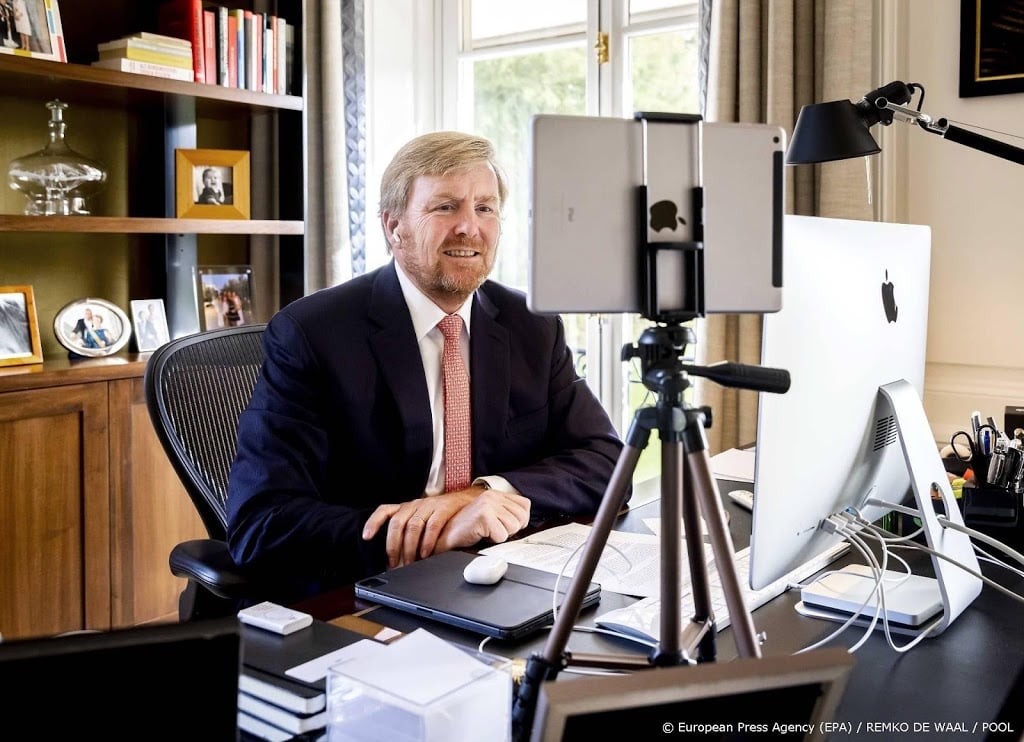 Koning spreekt getroffen filmsector moed in