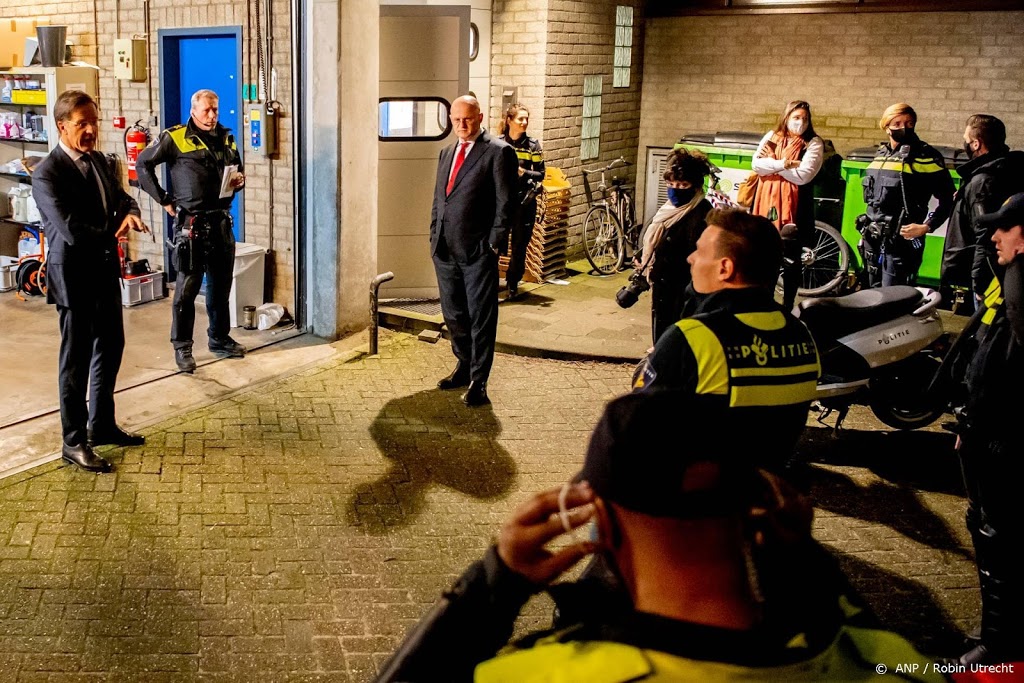 Rutte en Grapperhaus spreken met agenten Rotterdam-Zuid