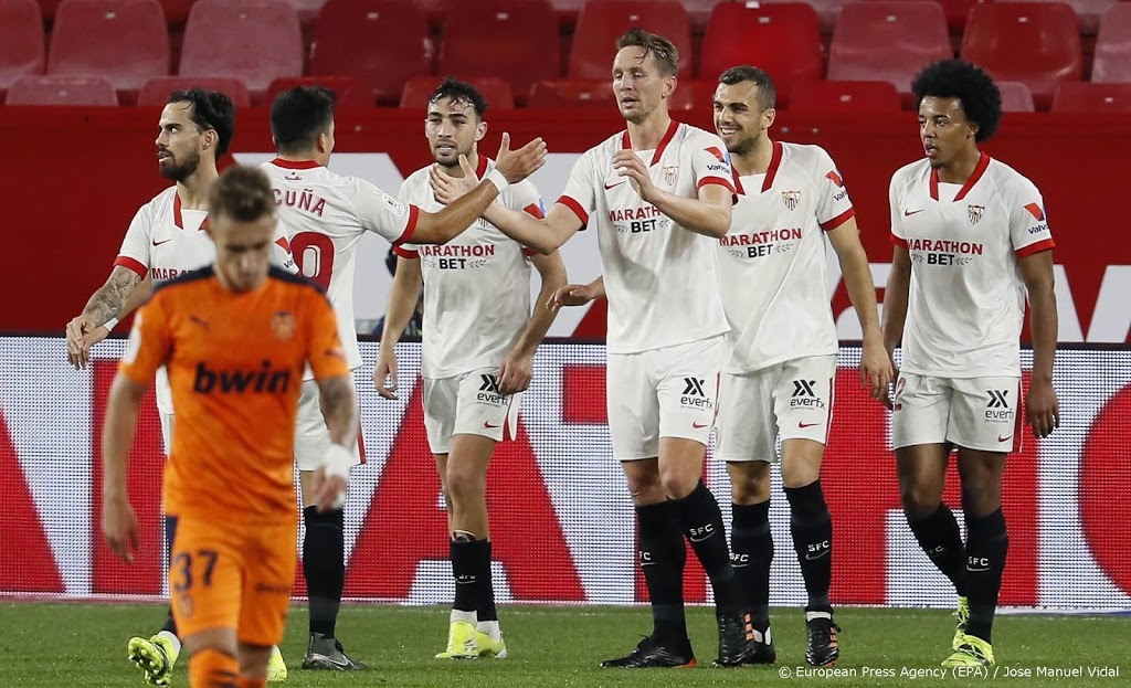Flitsende start De Jong helpt Sevilla aan bekerwinst