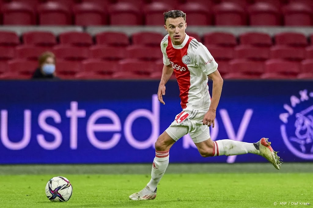 Ajax legt talent Regeer langer vast
