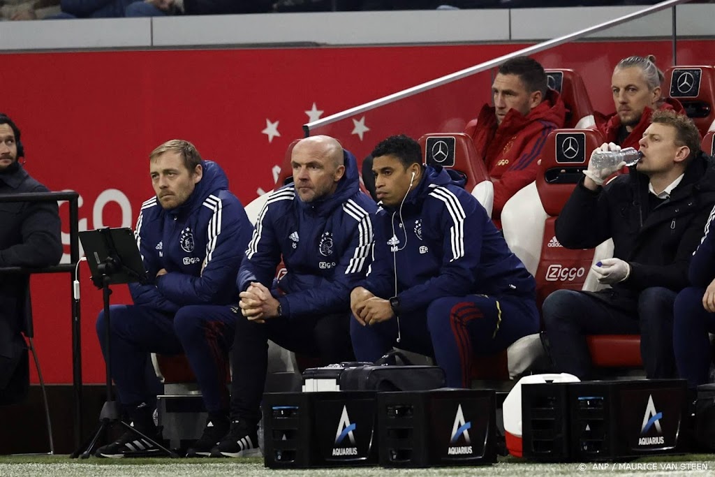 Ajax heeft mogelijk zondag al nieuwe coach op bank zitten