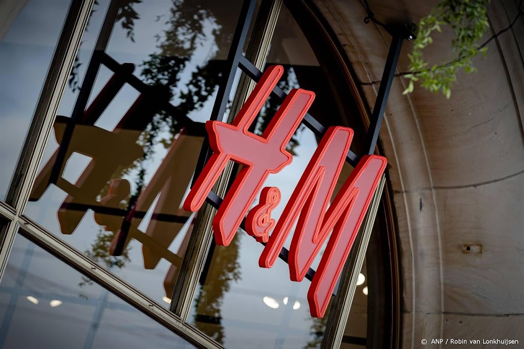 Kledingketen H&M lijdt verlies door hogere kosten en ontslagen