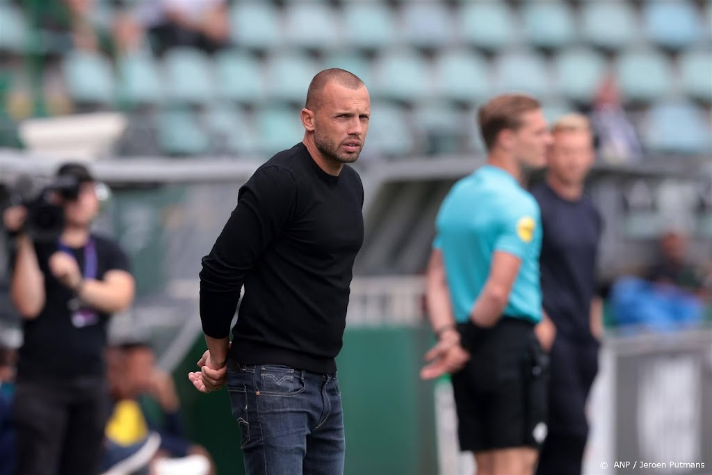 Trainer Heitinga leidt na ontslag Schreuder training van Ajax