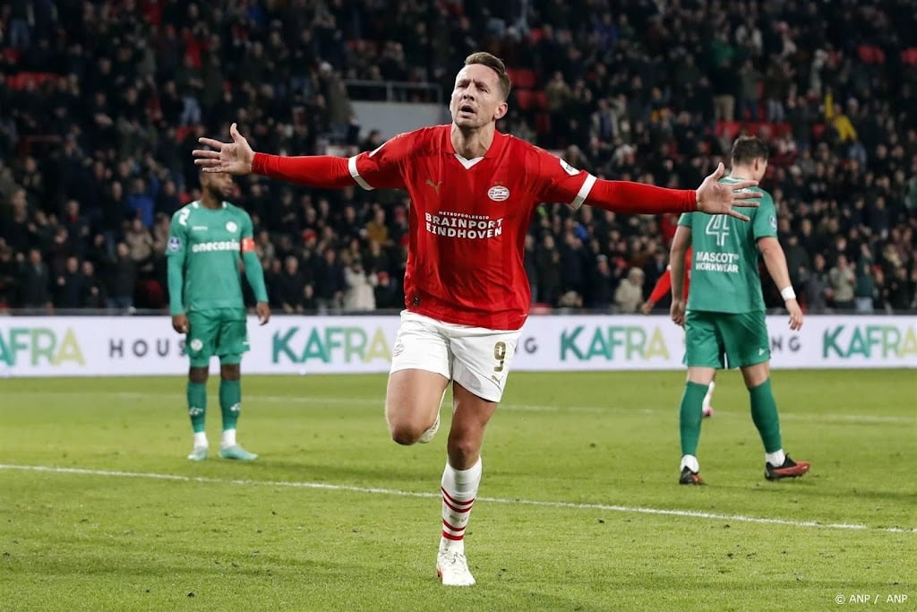 PSV komt tegen Almere laat op gang en wint dankzij De Jong