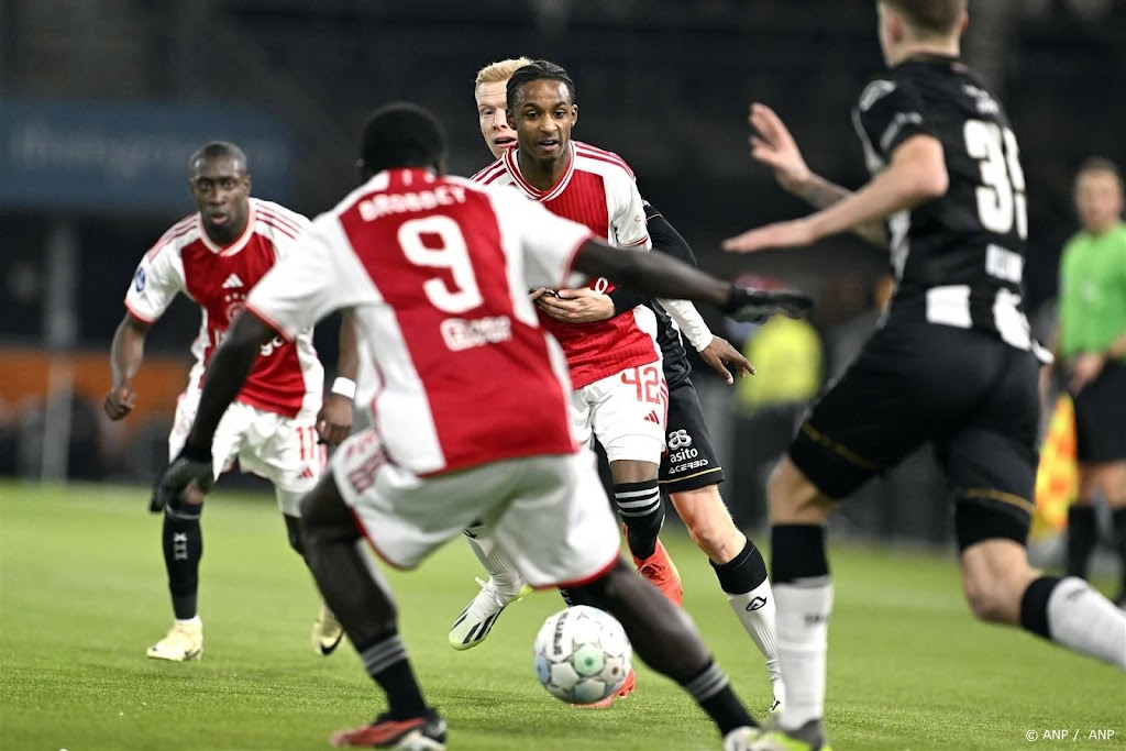Ajax verslaat ook Heracles en voert druk op FC Twente en AZ op