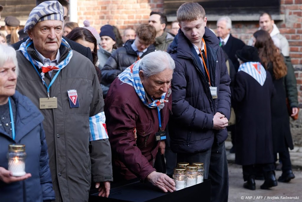 Auschwitz-overlevenden leggen kransen voor slachtoffers