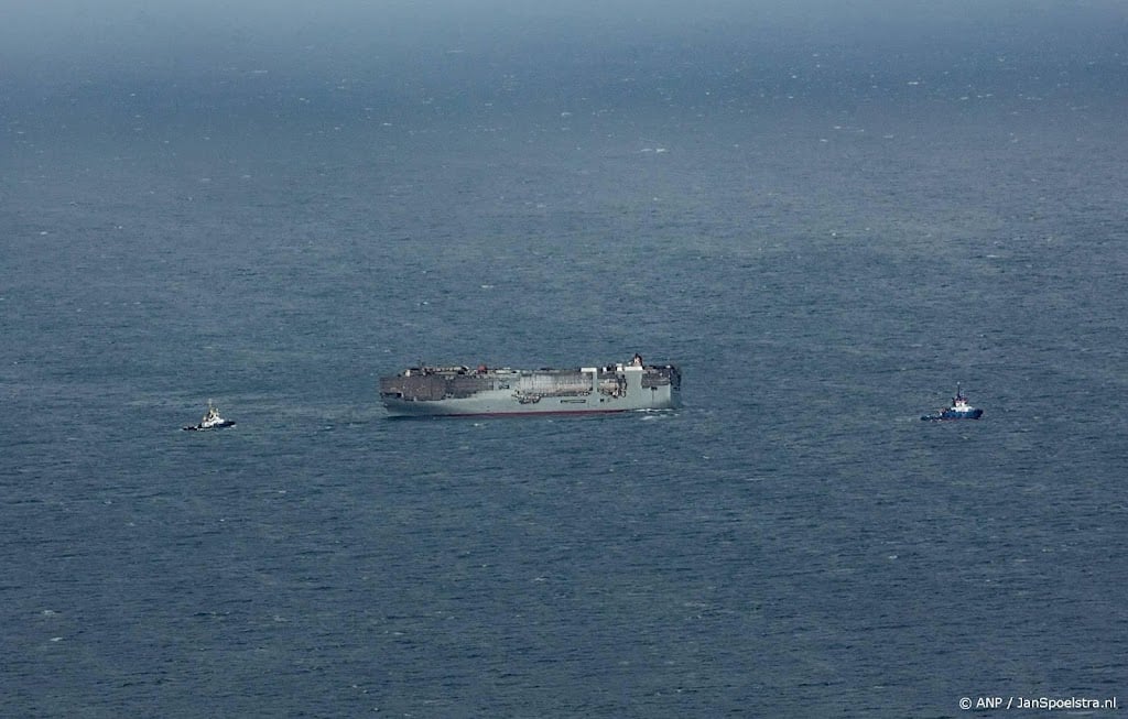 Vrachtschip stuurloos boven Rottumerplaat na brand machinekamer