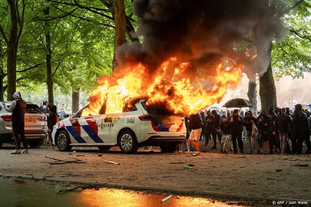 Celstraf voor vuurwerk in politieauto bij Malieveldrellen