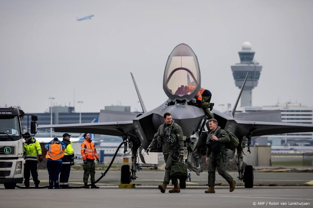 F-35's oefenen 'voor oorlog' tussen de toeristen op Schiphol
