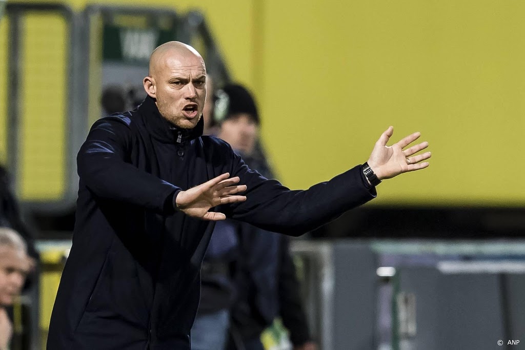 KNVB schorst assistent-coach Hofland voor een duel