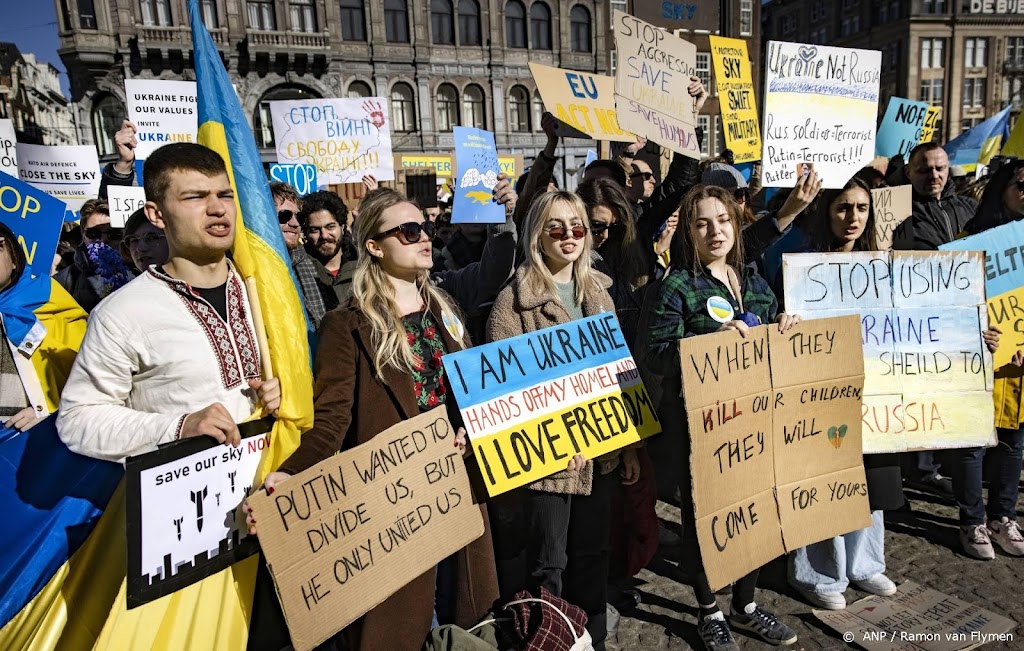 Duizenden mensen betuigen op Dam solidariteit met Oekraïne
