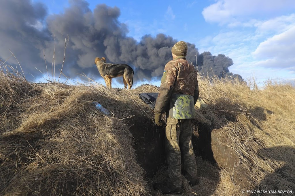 Beelden: Russisch konvooi 60 km van Kiev met tanks en brandstof 