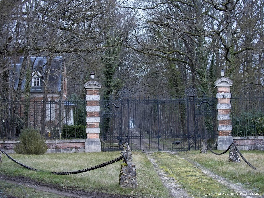 Ruim zeventig wapens in beslag genomen uit huis Alain Delon