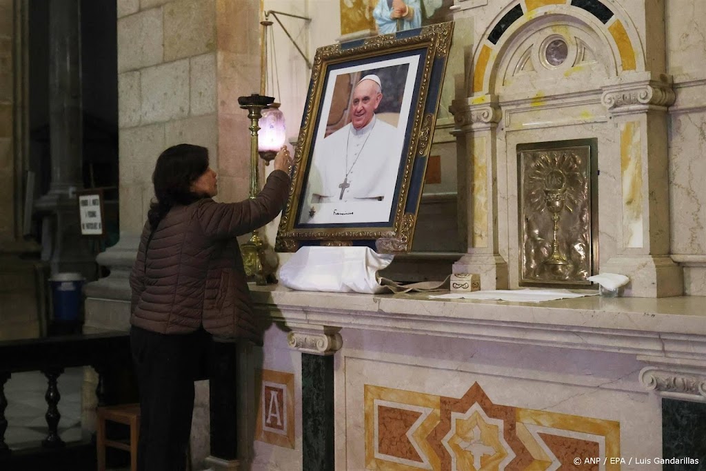 Zieke paus Franciscus heeft weer goed geslapen