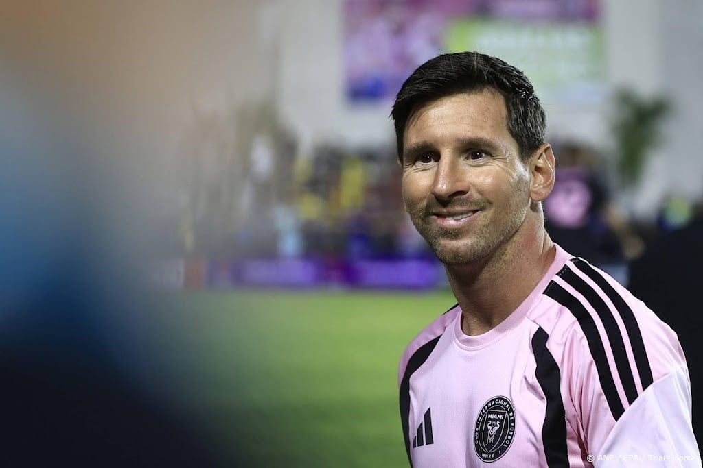 Messi gevloerd door veldbestormer in oefenduel op Puerto Rico