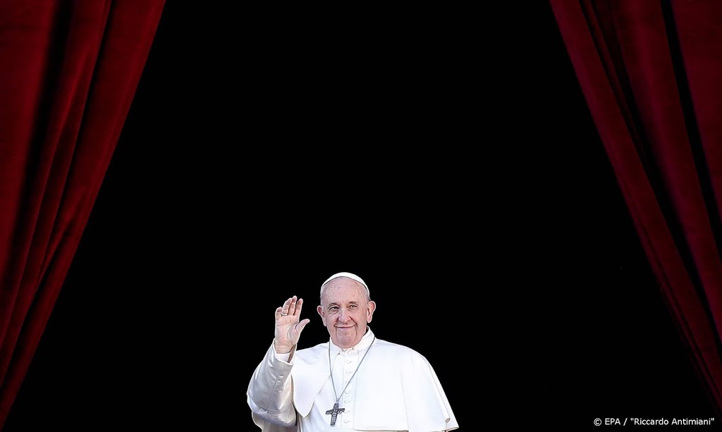 Paus geeft speciale zegen voor een leeg Sint-Pietersplein