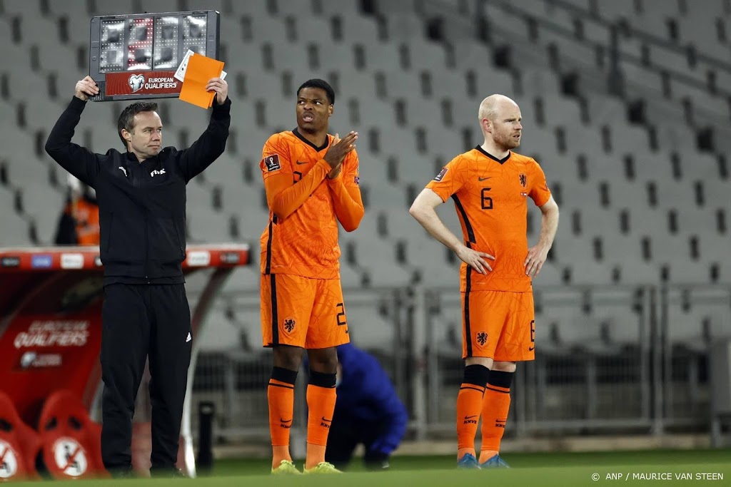 Oranje start met Luuk de Jong, Klaassen en Dumfries