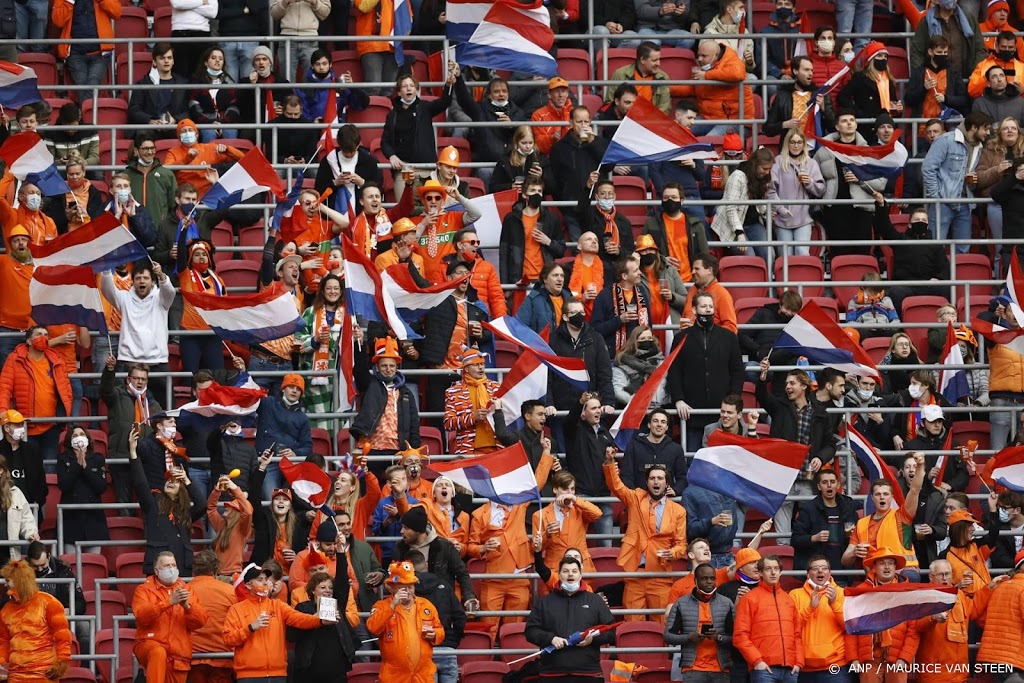 Supporters in de ArenA blij weer oranje te zijn