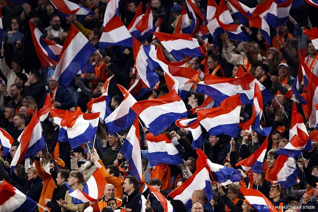 KNVB baalt van supporters op veld bij Oranje en weggegeven shirt