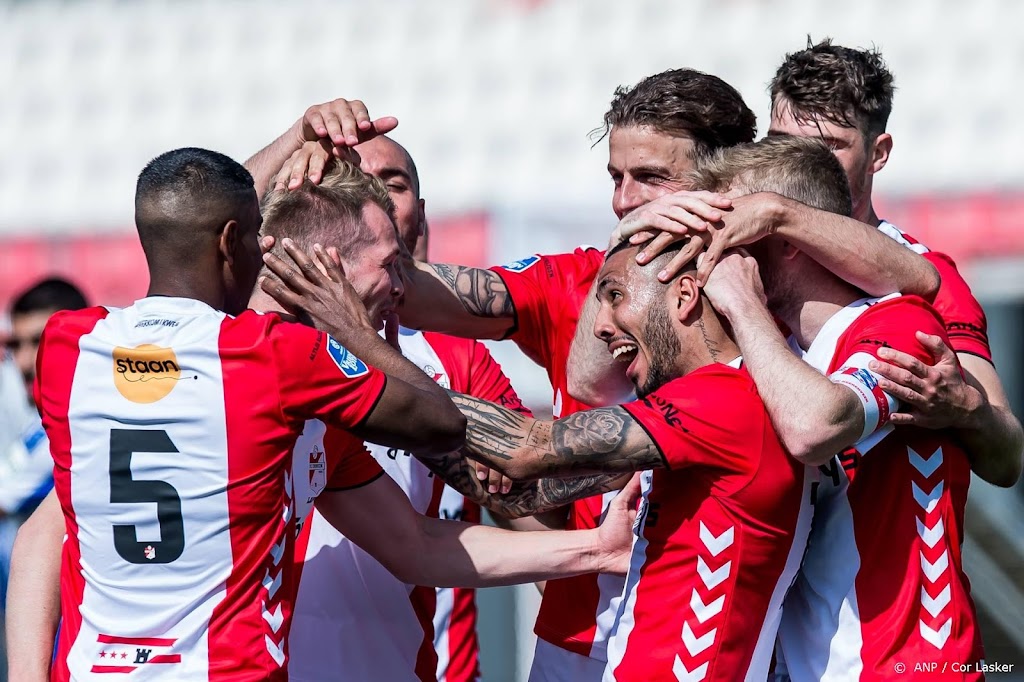 Koploper FC Emmen klopt Telstar en loopt verder uit 