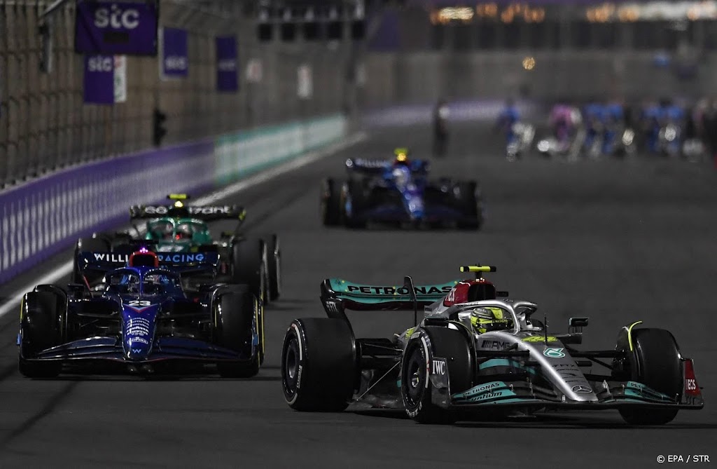 Hamilton ploetert en heeft 'heel veel werk te doen' 