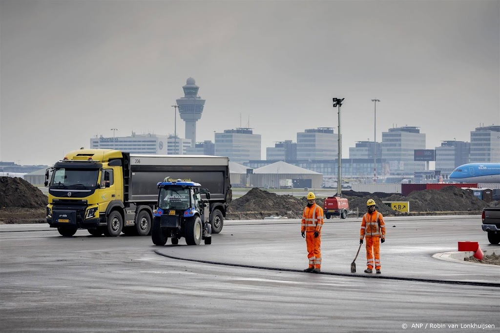 Onderhoud Zwanenburgbaan Schiphol loopt paar weken uit 