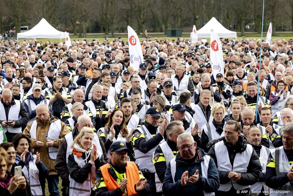 Paar duizend politiemedewerkers bij protest in Den Haag